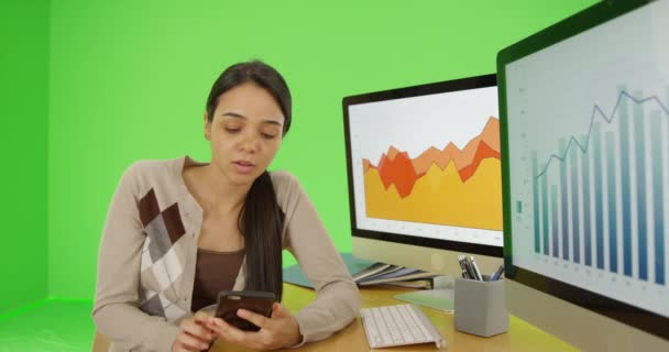 Молодая Женщина Разговаривает Телефону Работе Зеленом Экране Зеленом Экране Клавиатура — стоковое видео