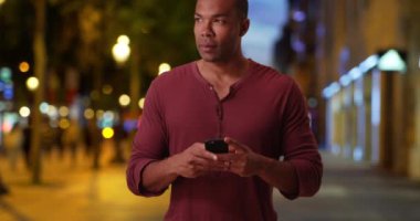 Keyifli bir gecede sıradan bir Afrikalı adam telefonundan arkadaşına bir mesaj gönderir. Şanzelize 'deki yakışıklı Afro-Amerikan erkek telefonunu kullanıyor. 4k