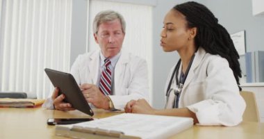 İki doktor birlikte ofiste çalışan