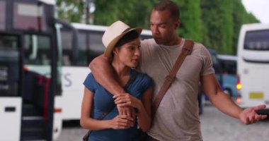 Tur otobüslerinden indikten sonra gezen mutlu Afrikalı çift. Genç erkek arkadaş ve kız arkadaş bir tur otobüsü durağında eğleniyorlar. 4k