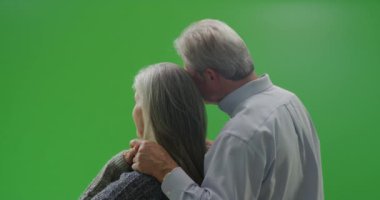 Yeşil ekrana bakan olgun bir çiftin dikiz görüntüsü