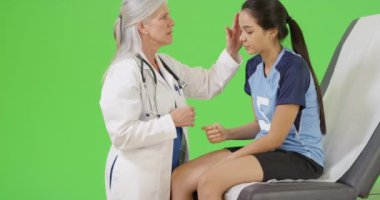 Yaralı bir futbolcu yeşil ekranda doktorlara gider. Anahtar ya da birleşik olmak üzere yeşil ekranda.