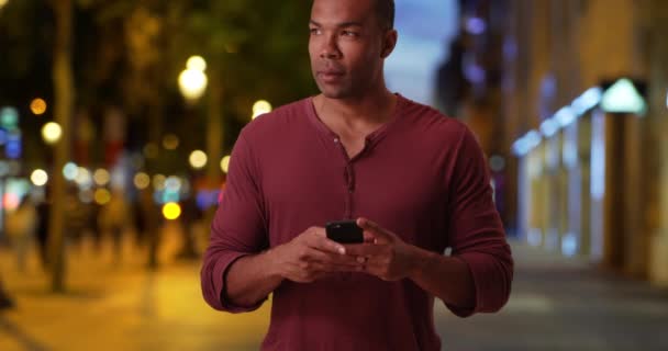 Обычный Африканский Мужчина Приятный Вечер Отправляет Смс Своему Другу Телефону — стоковое видео