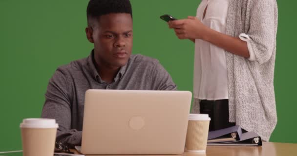 아프리카 미국인 청년들은 컴퓨터와 화면으로 문자를 보내며 의사소통을 있습니다 화면에 — 비디오