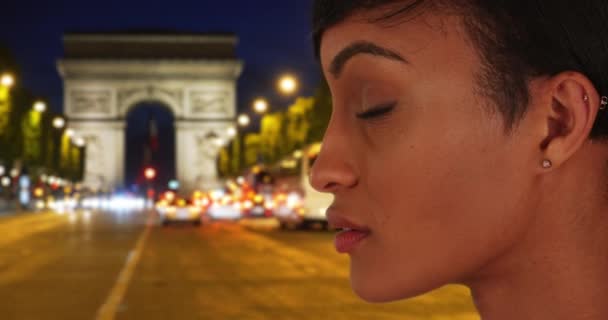 Genç Siyahi Kadın Gece Vakti Kameraya Bakmak Için Uzaklığa Bakıyor — Stok video