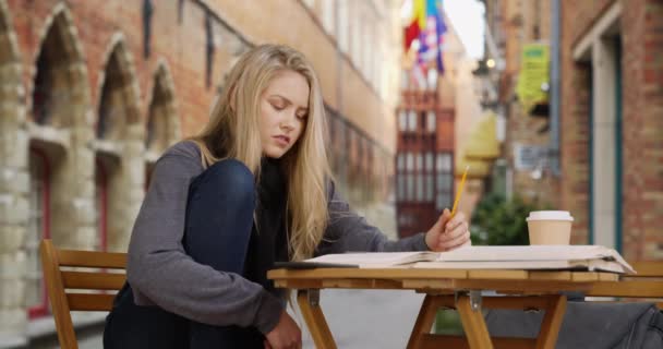 Kaukasiska Kvinnliga Utbytesstudenter Som Studerar Belgien Har Svårt Att Arbeta — Stockvideo