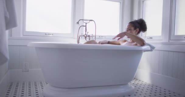 漂亮的年轻混的血女人洗个澡 — 图库视频影像