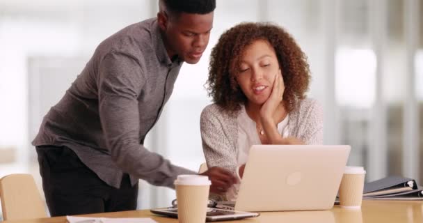 オフィスでコーヒーを飲みながらノートパソコンで働く黒人ビジネスマン2人 若いアフリカ千年紀の男と女がコンピューターを使って 20代の同僚 — ストック動画