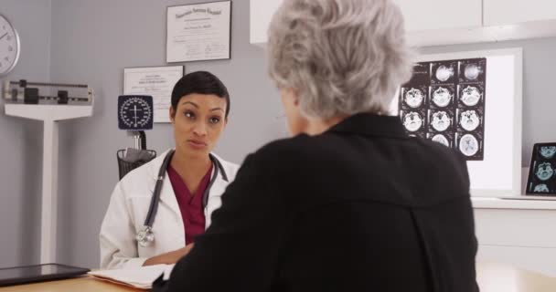 Intelligente Vrouwelijke Arts Overleg Met Senior Patiënt — Stockvideo