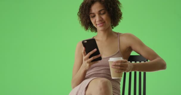 Mladá Afroameričanka Pije Kávu Dívá Svůj Telefon Zelené Obrazovce Zelené — Stock video