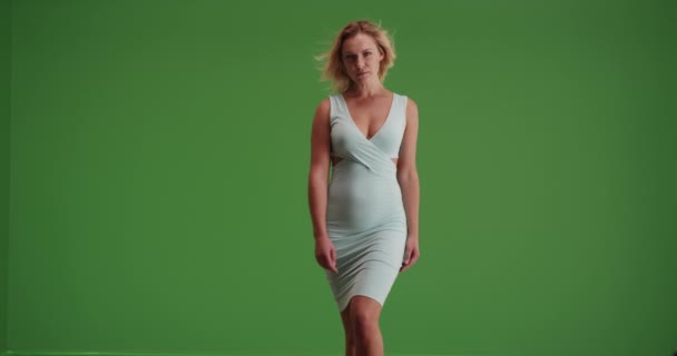 Sexy Biała Kobieta Ciasnej Sukience Idzie Kierunku Kamery Zielonym Ekranie — Wideo stockowe