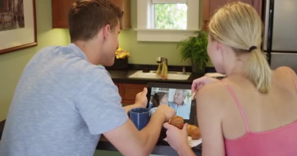 Jeune Couple Vidéo Bavarder Avec Les Parents Sur Tablette — Video