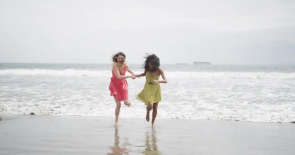 Mulheres Bonitos Fugindo Maré Praia — Vídeo de Stock