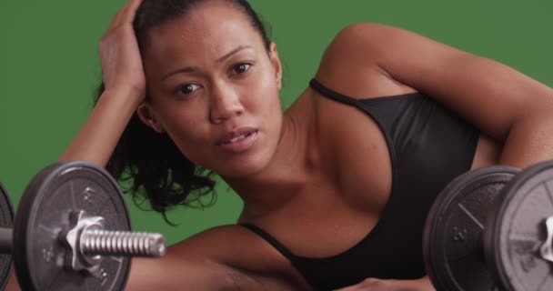 Zmęczona Wielokulturowa Kobieta Leżąca Matcie Ćwiczeniach Zielonym Ekranie Zielonym Ekranie — Wideo stockowe