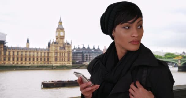 Černá Žena Cestující Londýna Anglie Projíždí Web Svém Telefonu Zatímco — Stock video