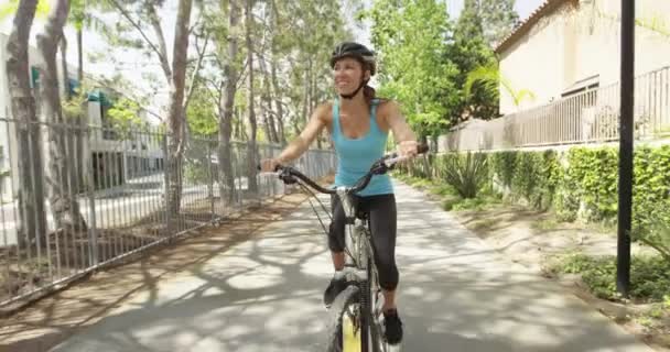 Fit Vrouw Rijden Fiets Pad — Stockvideo