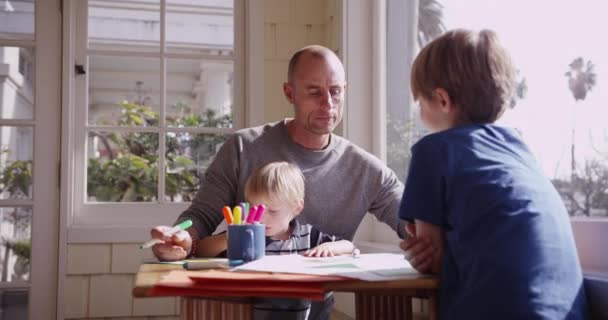 Oğluyla Doodling Yakışıklı Beyaz Baba — Stok video