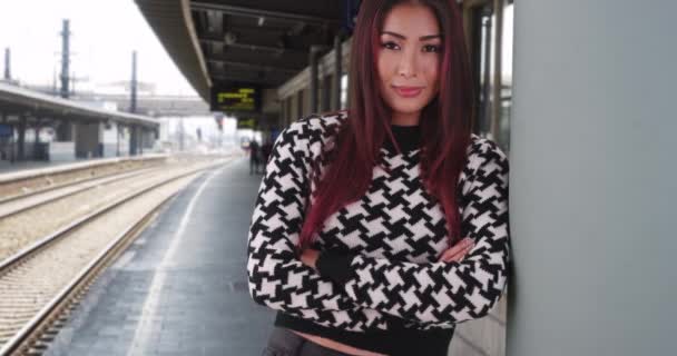 Portrét Atraktivní Japonské Ženy Vlakovém Nádraží Šťastná Usměvavá Žena Stojí — Stock video