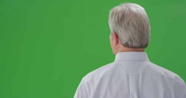 Hombre Caucásico Mediana Edad Mirando Una Pantalla Verde — Vídeos de Stock