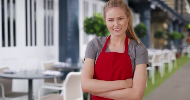 Przyjazna Młoda Biała Kelnerka Stojąca Zewnątrz Gdzie Pracuje Przy Stolikach — Wideo stockowe