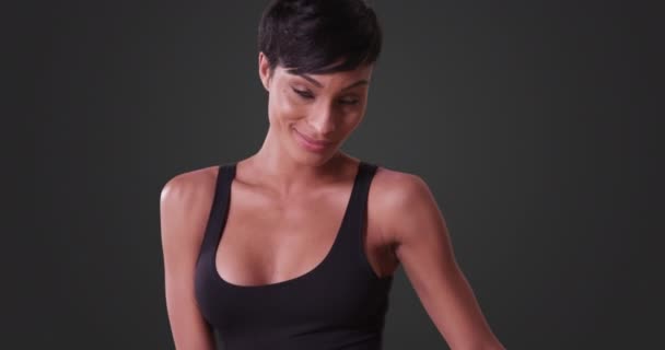 Seksowna Kobieta Ciasnej Czarnej Sukience Tańcząca Szarym Tle Zbliżenie Afroamerykanki — Wideo stockowe