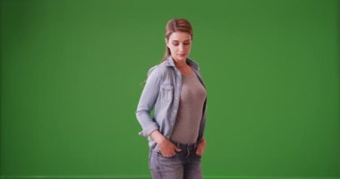 Yeşil ekranda taksi bekleyen seksi bir kadın. Anahtar ya da birleşik olmak üzere yeşil ekranda.