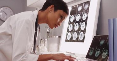 Genç kadın sağlık görevlisi x-ray seyir inceden inceye gözden geçirmek
