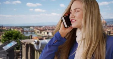 Floransa 'da tatilde olan güzel sarışın kadın evinden bir telefon alıyor. İtalya 'daki beyaz kadın turist bir arkadaşıyla telefonda konuşuyor. 4k