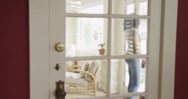 Güzel Afrikalı kadın dışarı bakıyor.