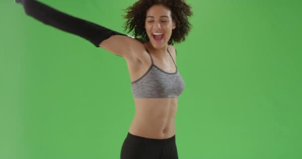 Genç Siyah Kız Yeşil Ekranda Rüzgarın Tadını Çıkarmak Için Ceketini — Stok video