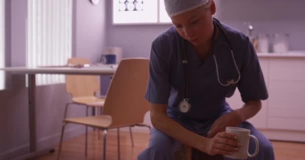 Femme Médecin Prendre Une Pause Après Longues Heures — Video