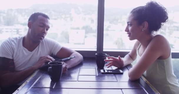 Couple Noir Latin Utilisant Smartphone Tablette Dans Salon — Video