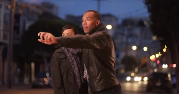 Ein Schwarzes Paar Sieht Seine Freunde Auf Einer Straße San — Stockvideo