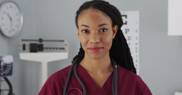 Mulher Negra Bem Sucedida Médico Sorrindo Para Câmera — Vídeo de Stock