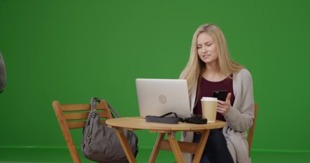 Nenucená Mladá Běloška Svém Chytrém Telefonu Notebooku Sedící Stolu Zelené — Stock video