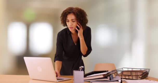 Профессиональная Черная Женщина Многозадачность Мобильном Телефоне Ноутбуке Деловая Женщина Работающая — стоковое видео
