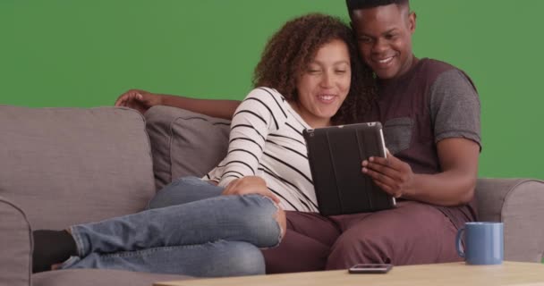千年夫妇坐在沙发上 在绿屏上看电影 在绿色屏幕上键入或合成 — 图库视频影像