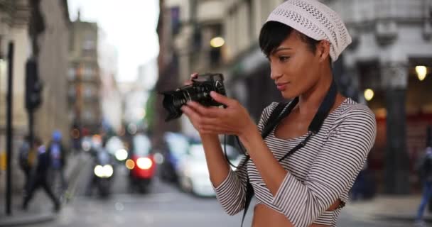 Moderna Hembra Negra Toma Fotografías Cámara Mientras Está Ciudad Joven — Vídeos de Stock