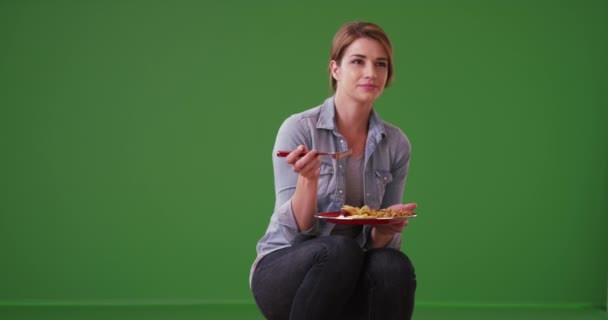 Femme Heureuse Mangeant Son Repas Sur Écran Vert Sur Écran — Video