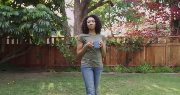 Mulher Negra Feliz Andando Redor Quintal Sorrindo — Vídeo de Stock