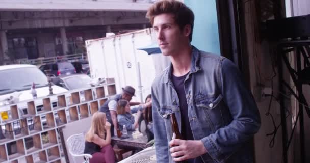 Vonzó Fiatal Hipszter Férfi Áll Kapualjban Party Iszik Egy Sört — Stock videók