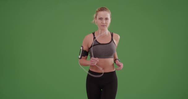 Mujer Blanca Corriendo Casualmente Hacia Cámara Pantalla Verde Pantalla Verde — Vídeos de Stock