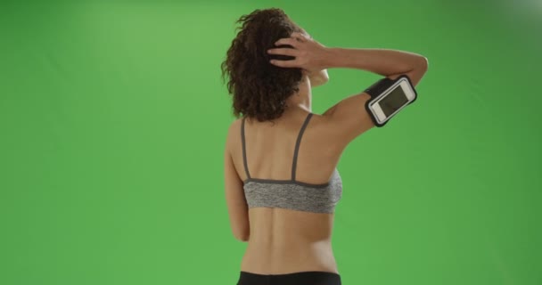 Genç Bir Siyah Milenyum Kadın Koşucusu Yeşil Ekranda Saçını Topluyor — Stok video