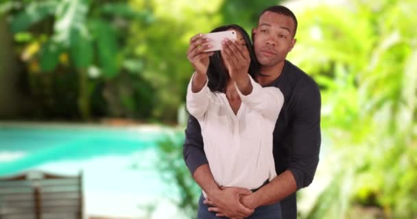 Pareja Negra Vacaciones Caribe Tomando Selfie Juntos Una Piscina Pareja — Vídeo de stock