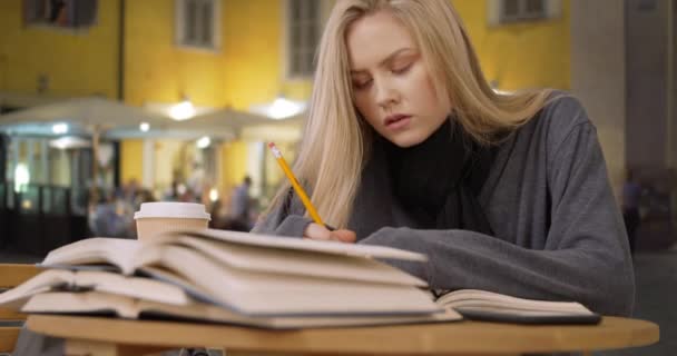 Mladý Vysokoškolský Student Florencii Itálie Pilně Studuje Nadcházející Zkoušku Venku — Stock video