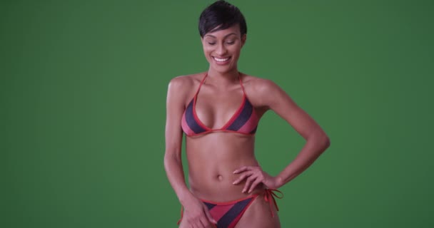 Die Junge Schwarze Frau Lächelt Und Kichert Ihrem Zweiteiligen Badeanzug — Stockvideo