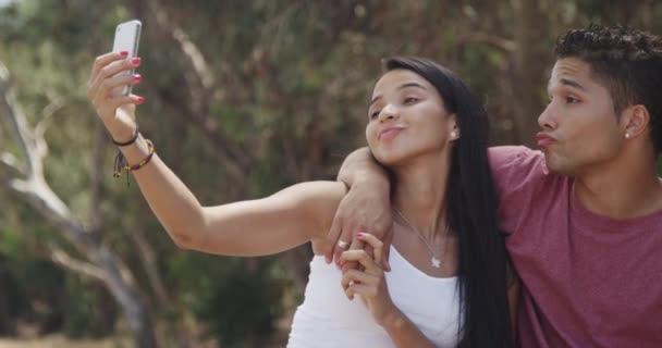 Tatlı Meksikalı Çift Aptalca Selfie Çekiyor — Stok video
