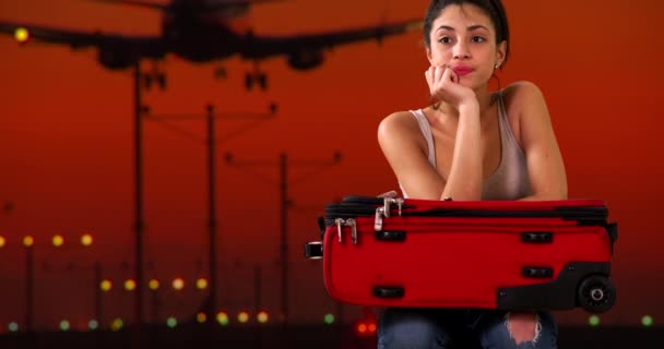 Millennial Hispano Espera Aeropuerto Una Mujer Latina Espera Aeropuerto — Vídeo de stock