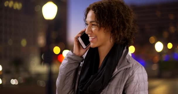 洛杉矶的黑人女人在用智能手机说话可爱的黑人妇女站在城市街道上使用手机装置 — 图库视频影像