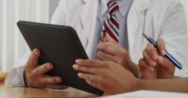 Closeup iki doktor ofisinde tablet kullanma